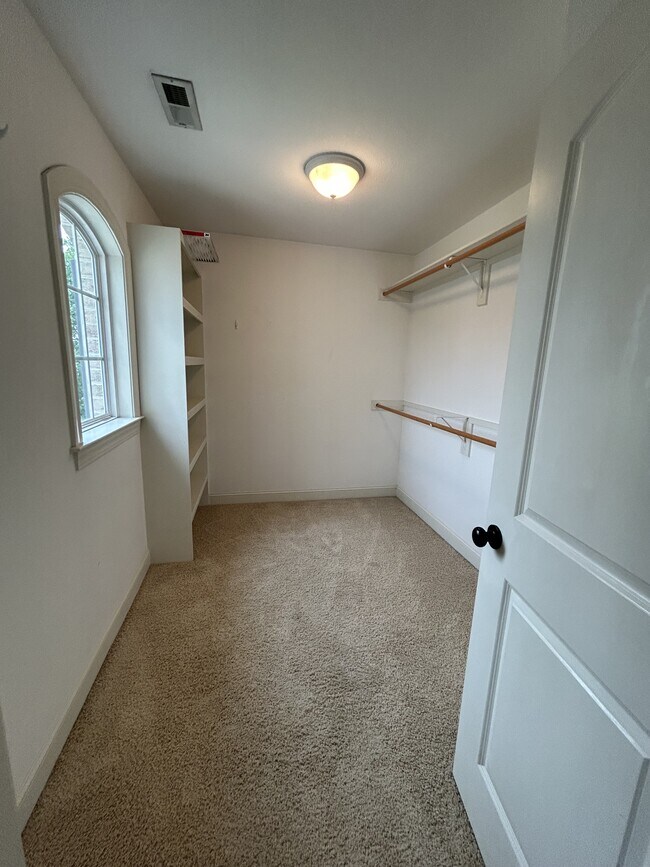 Building Photo - 1629 Brook Hollow Dr