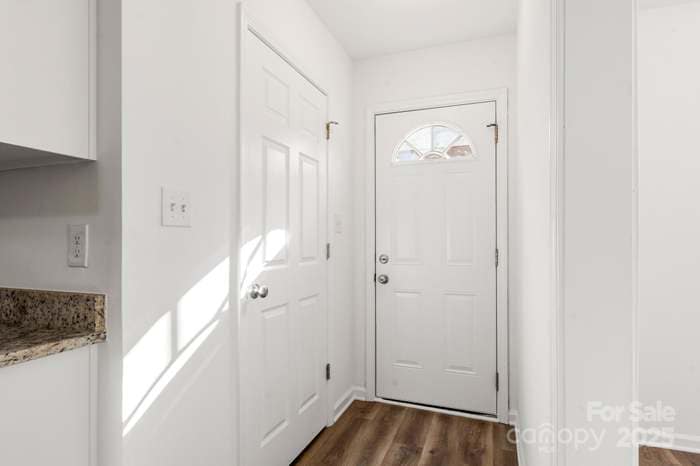 Building Photo - 5116 Carriage Dr Cir