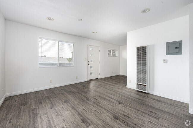 2BR, 1BA - 675SF - Living Room - 1626 Palo Alto St