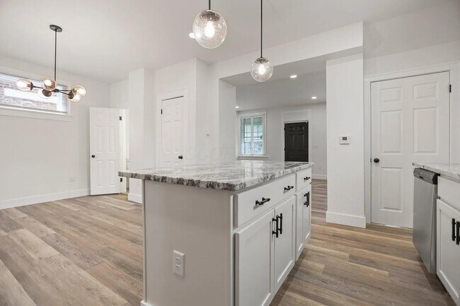 Building Photo - 852 Oakwood Ave
