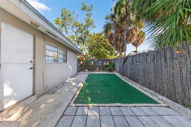 Building Photo - 924 NE 17th Terrace