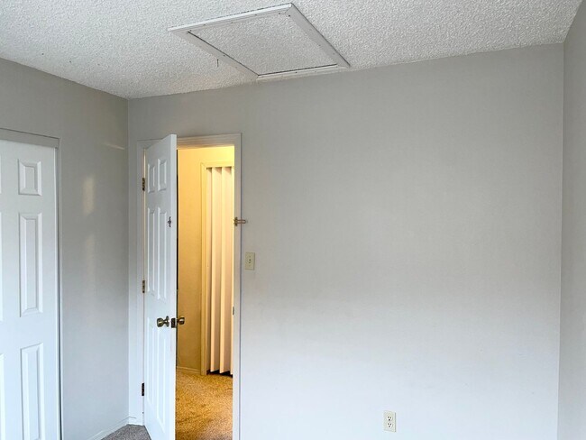 Building Photo - Cozy Second Story Condo Nestled in Gated Community