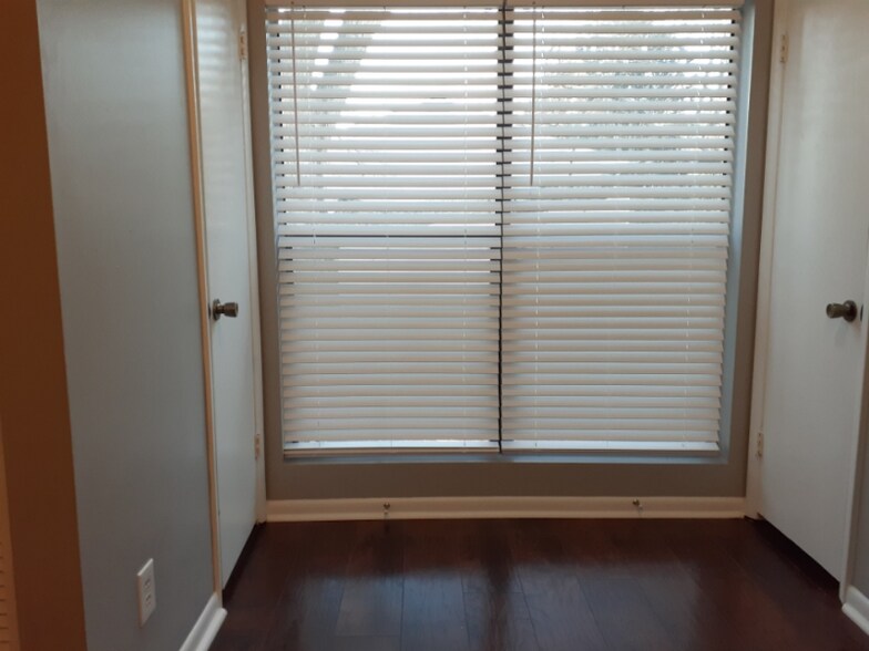 Building Photo - 170 Governors Dr