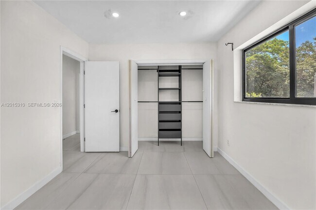 Building Photo - 621 SW 33rd Ave