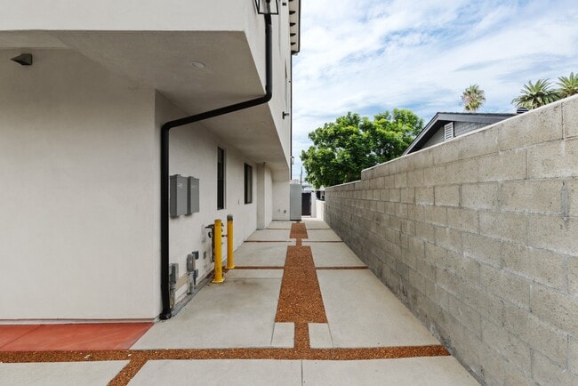 Building Photo - Bright and Spacious Newly Renovated Townhome | 5 Bedroom | 5 Bathroom | Parking Included