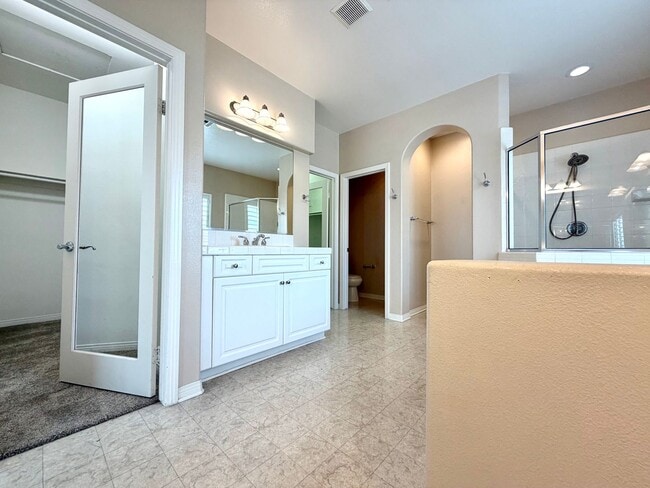 Building Photo - Spacious 5 Bedroom Wolf Creek Home with Balcony, Loft & Secondary Kitchen