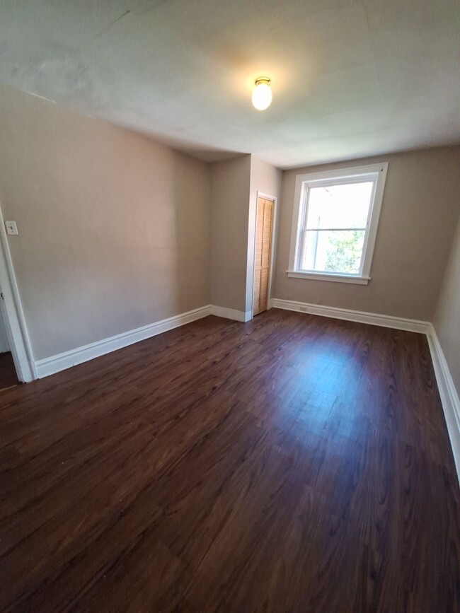 Building Photo - One Bedroom Unit Available for Immediate M...