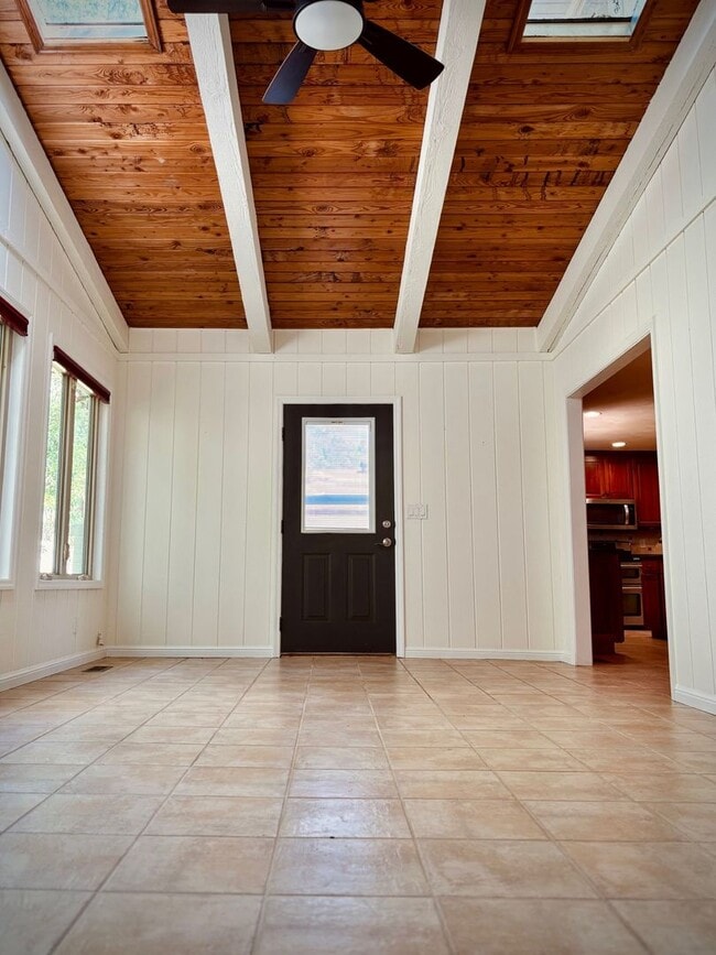 Building Photo - Available now-  4 Bedroom house in O'Fallo...