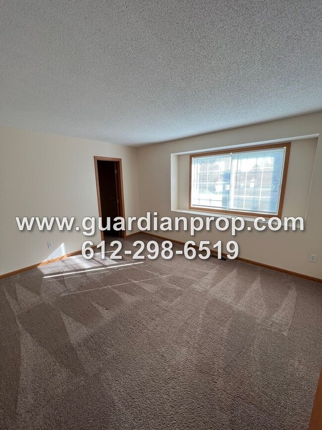 Building Photo - End Unit Townhouse Available October 1st, ...