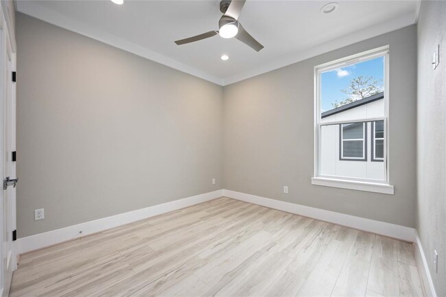 Building Photo - 608 W 28th St