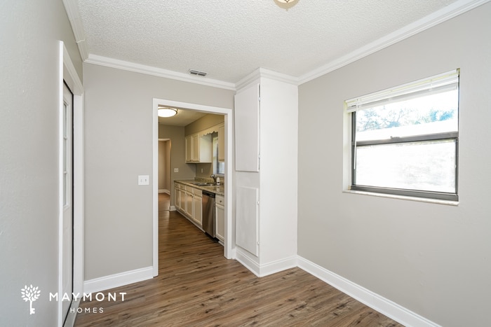 Building Photo - 2302 Maple Hl Dr