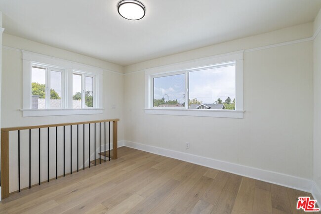 Building Photo - 1828 W 41st Pl