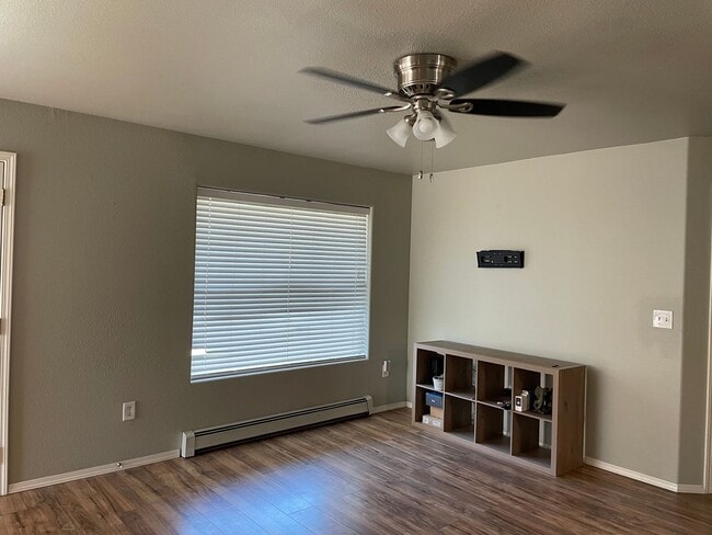 Building Photo - Great 3 bedroom, 2 bath, 2 car garage home...