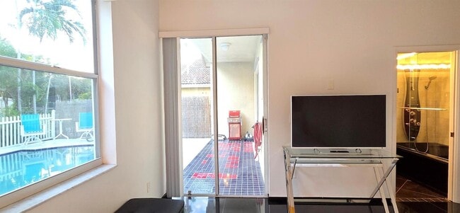 Building Photo - 661 Lake Wellington Dr