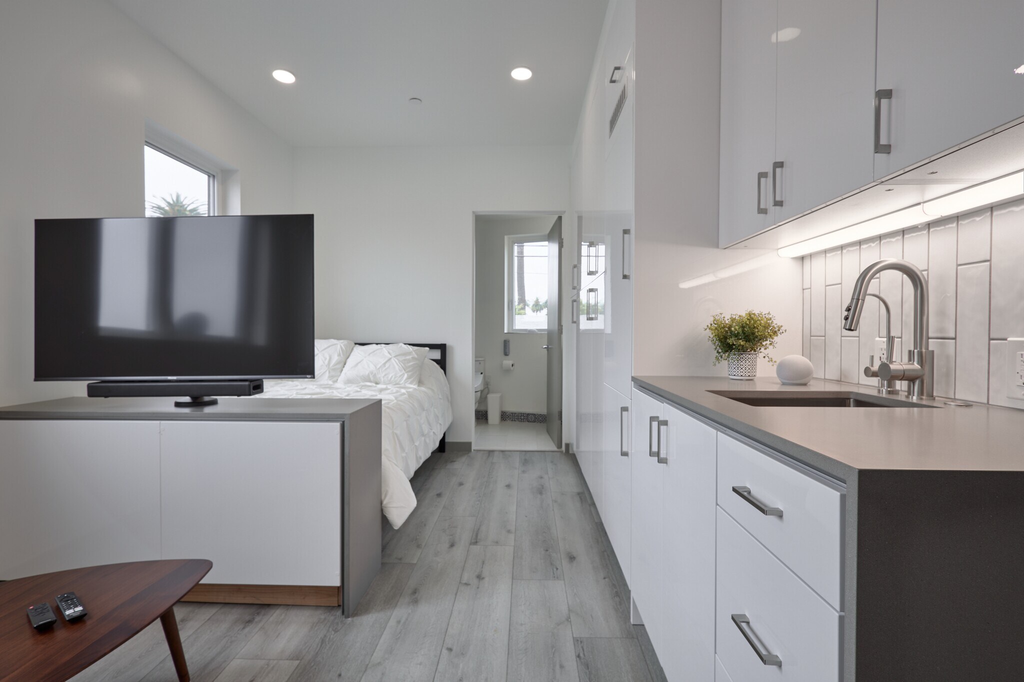 Building Photo - 2929 S La Brea Ave