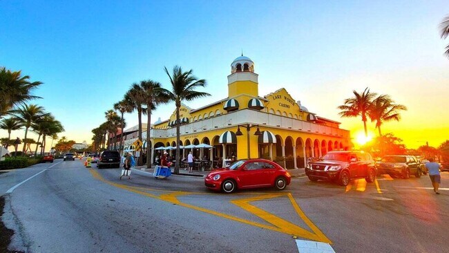 Building Photo - 717 N E St