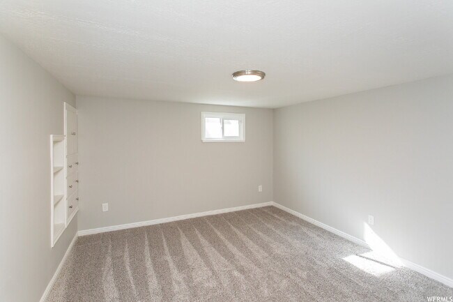 Building Photo - Room for rent in Great Ogden Location!