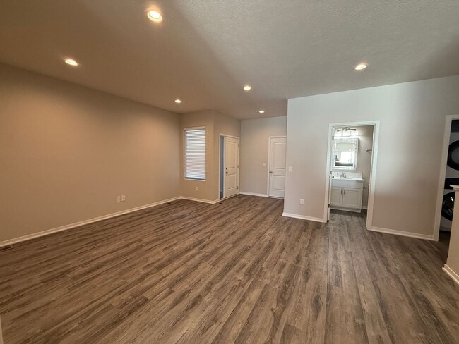 Building Photo - Walkout ranch townhome with 2 stall garage. Spacious 2 bedrooms with walk in closets, 2.5 bathroo...