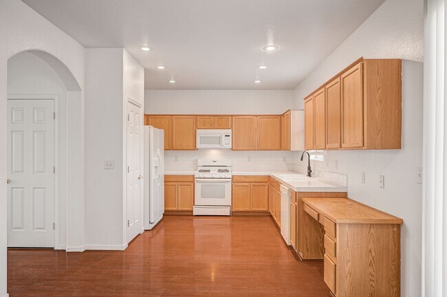 Building Photo - Stunning 4 Bed 2.5 Bath!