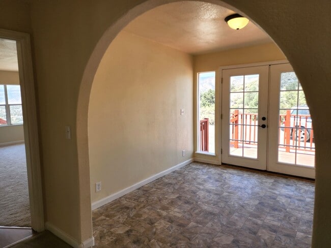 Building Photo - Large manufactured home in Topaz Ranch Estates