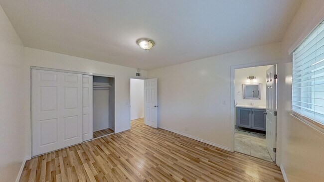 Building Photo - Spacious 4 Bedroom/2 Bathroom home plus Of...