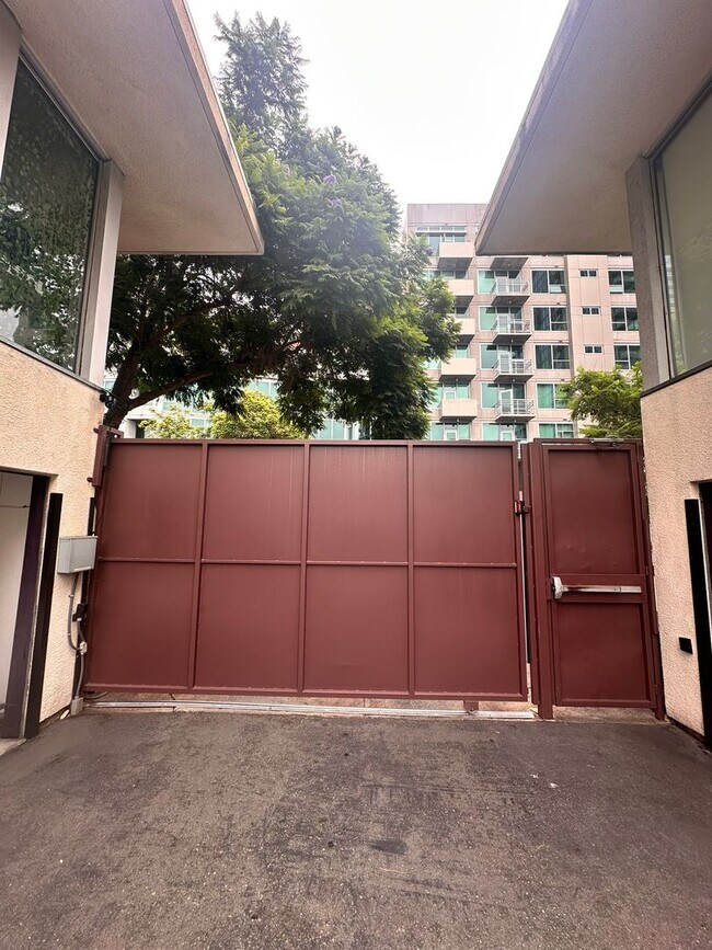 Building Photo - 988 G St