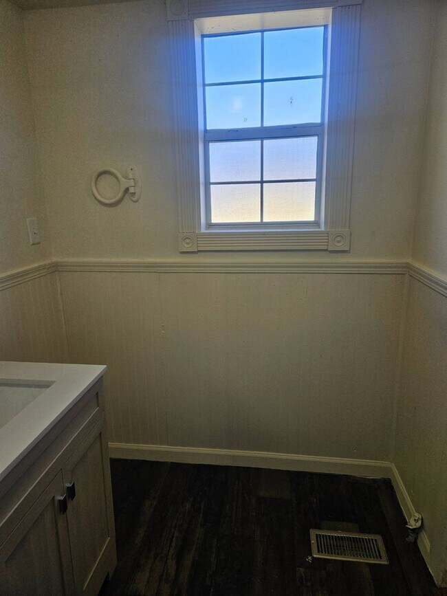 Building Photo - WOW! Look at this property ! You cant beat this price!