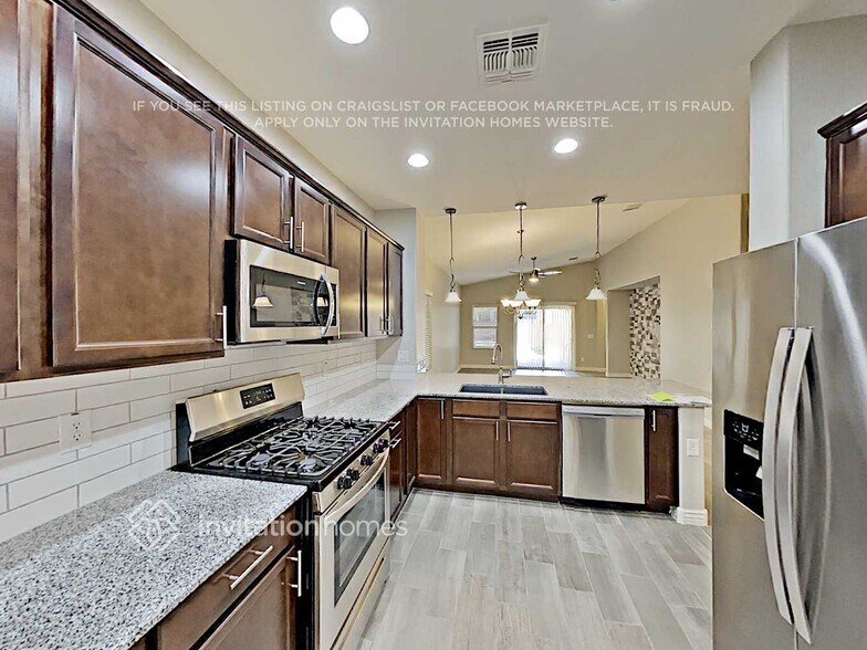 Building Photo - 2653 E Gillcrest Rd