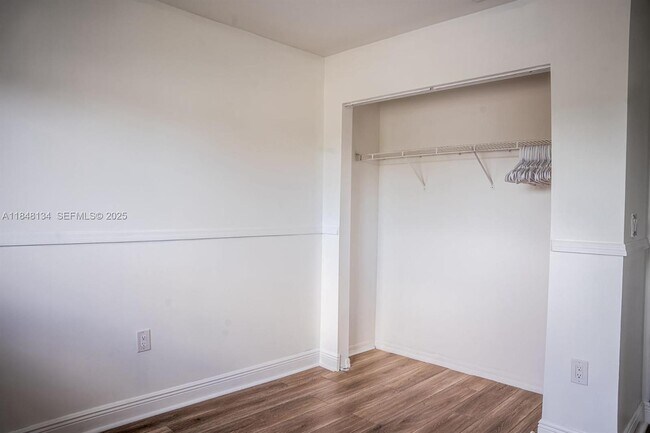 Building Photo - 16710 SW 140th Ave