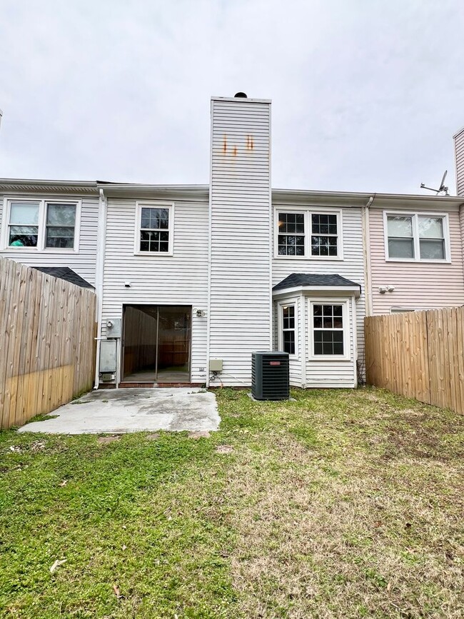 Building Photo - Townhome in Poquoson