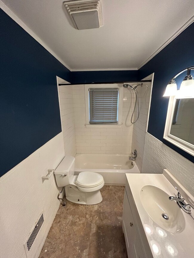 Building Photo - 3 Story Home Available Now Near Campus!