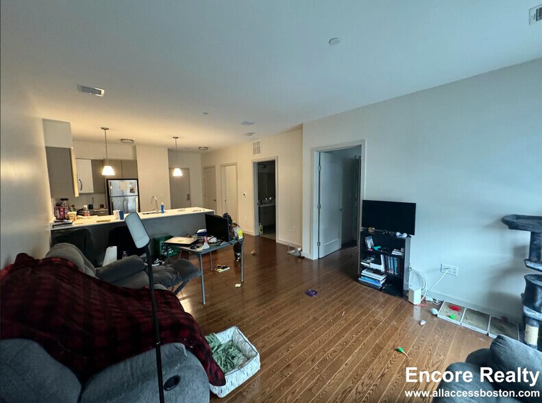 Building Photo - 77 Thorndike St