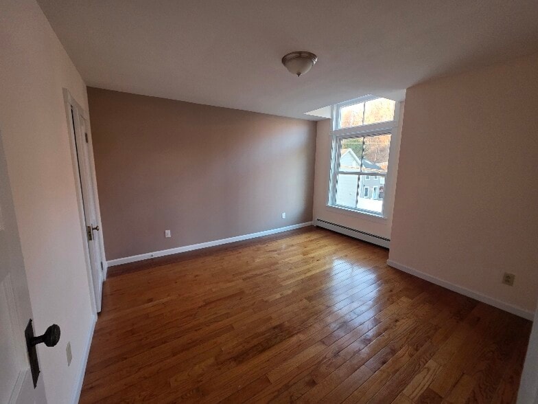 Building Photo - 296 Main St