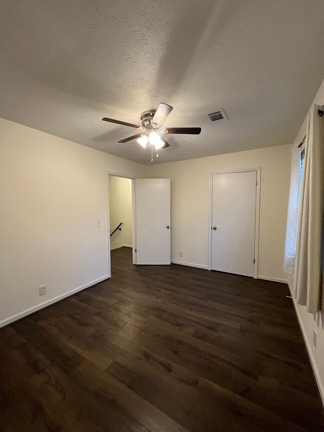 Building Photo - Recently Renovated Hendersonville Condo