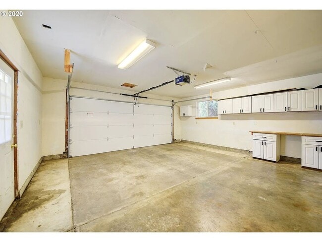 Building Photo - Great 4 Bedroom Eugene Home!