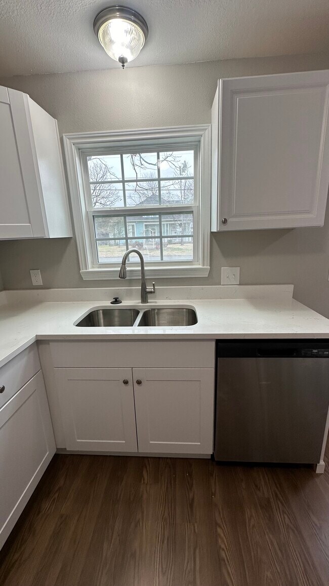 Building Photo - 901 Johnson St