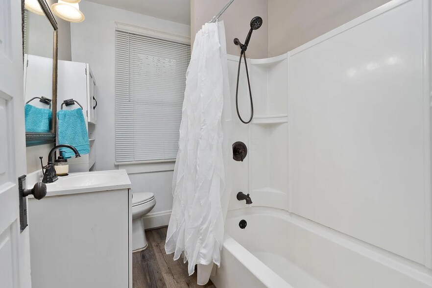 Building Photo - 477 E Gates St