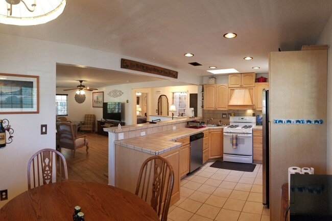 Building Photo - SLO Tropical Private Bungalow ideally located close to Cal Poly!