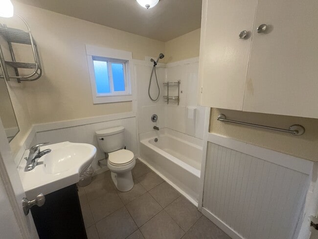 Building Photo - Pet-friendly 3 Bedroom 1 Bath Home close to the Beach!