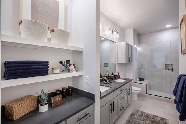 Building Photo - Galleria Area Gem – Luxury Apt with Top Am...