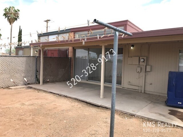 Building Photo - 4 bedroom 2 baths Town house - Drexel Road...