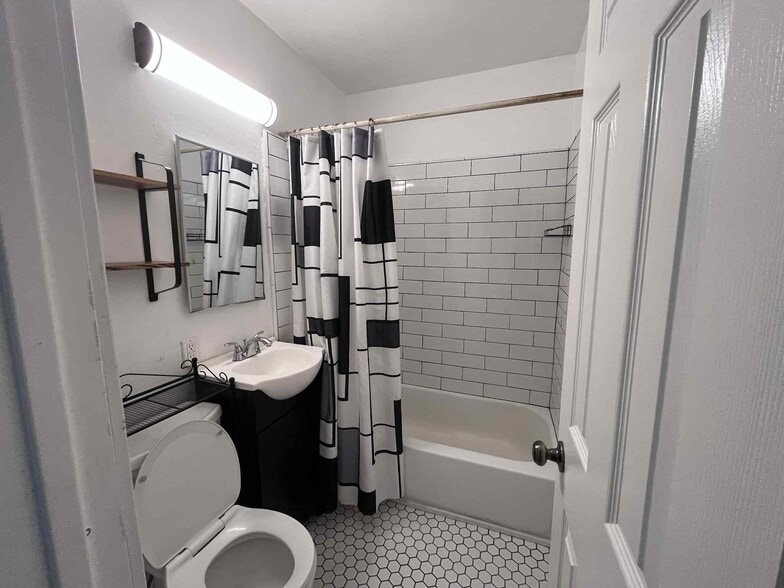 Building Photo - 3552 Whiteside St