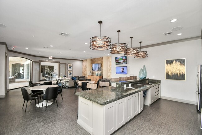 Building Photo - 6777 Sommerall Dr
