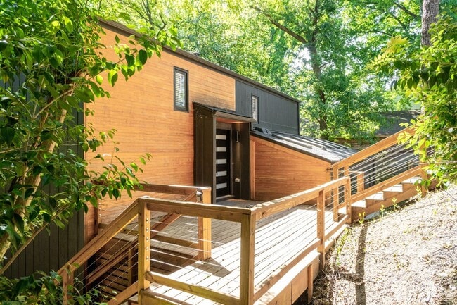 Building Photo - Ultra Modern Three Bedroom Home!