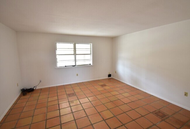 Building Photo - 800 N Cockrell St