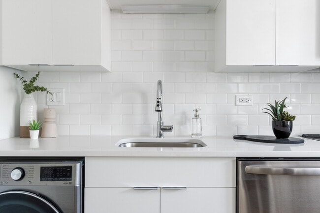 Stainless steel appliances - 1652 W Roscoe St