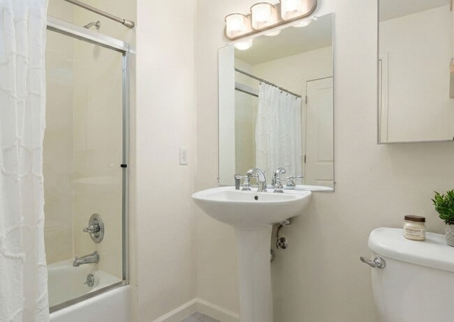 Building Photo - Downtown Oakland Condo w/ Parking & In Unit Laundry