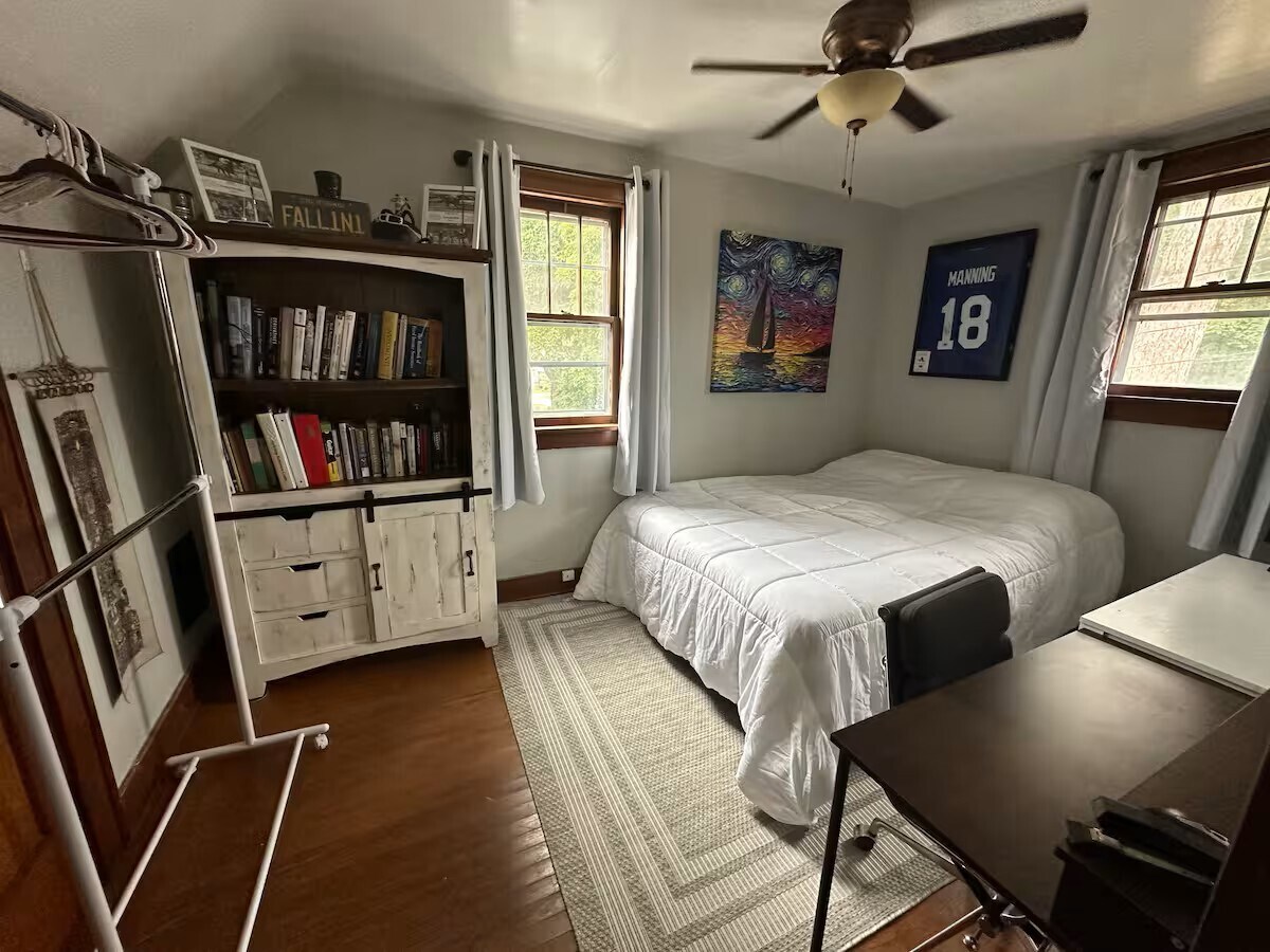 Building Photo - 211 S Oak St