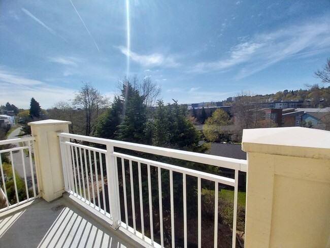 Building Photo - Beautiful 2 beds/1.75 baths condo in sough...