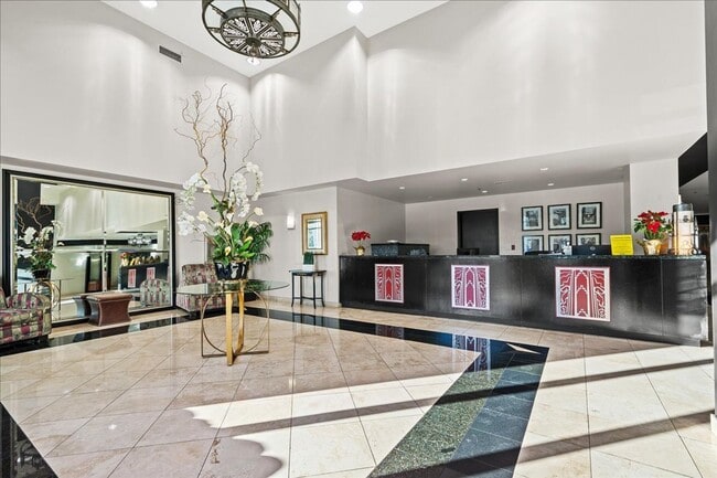 Building Photo - Fabulous Highrise Condo with Stripe Views!